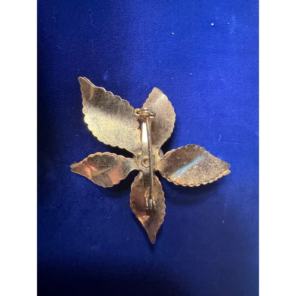 Vintage Gold Tone Textured Flower Brooch Faux Pearl Center Scalloped Petals 2